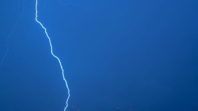 Gewitter über Norddeutschland Die Zahl der Blitzeinschläge ist in Hamburg zuletzt wieder gestiegen. (Symbolbild)