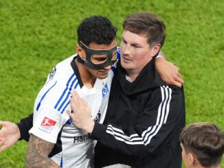 HSV-Trainer Merlin Polzin (r) gratuliert Davie Selke.