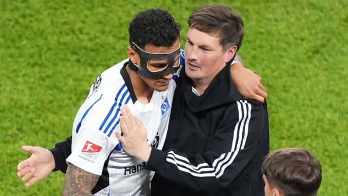 Hamburger SV - SSV Ulm 1846 HSV-Trainer Merlin Polzin (r) gratuliert Davie Selke.