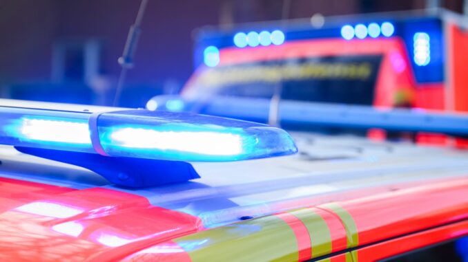 Notarzt und Rettungswagen Bei einem Unfall in Hamburg-Eppendorf sind eine Frau, ein Mann und zwei Kinder leicht verletzt worden. (Symbolbild)