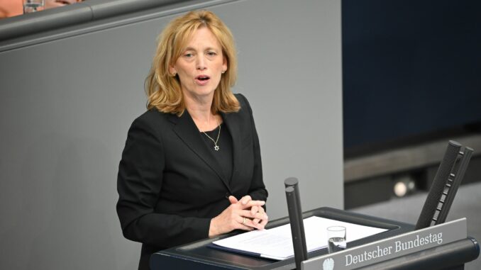Bundestag Von Gendersternchen an Schulen hält die neue Bildungsministerin nichts. (Archivbild)