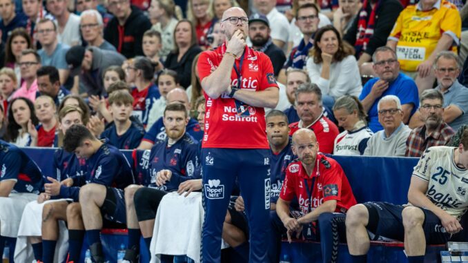Trainer Ales Pajovic von der SG Flensburg-Handewitt Nachdenkliche Blicke bei Flensburgs Trainer Ales Pajovic.