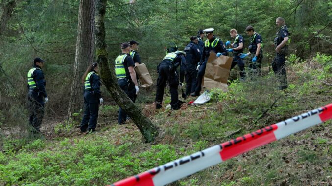 Schockierender Fund: Spaziergänger entdecken menschliche Knochen Im Süden Hamburgs entdeckten Passanten beim Spaziergang Knochen, außerdem einen Rucksack und Kleidung.