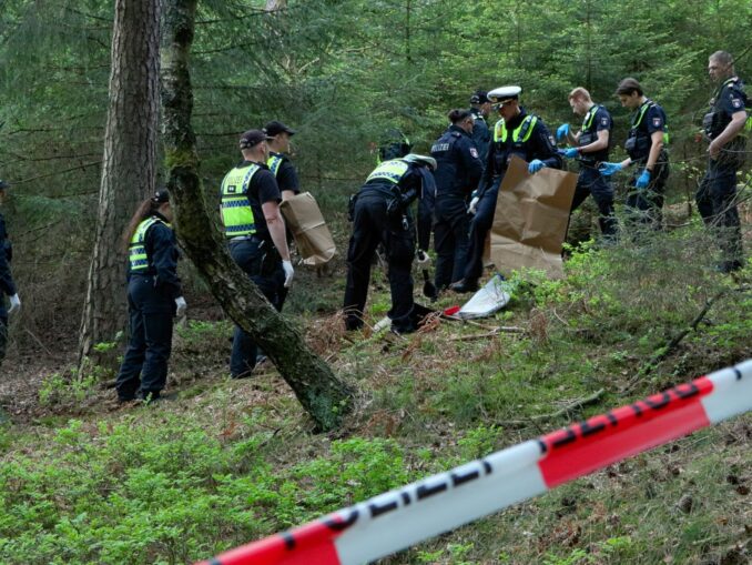 Im Süden Hamburgs entdeckten Passanten beim Spaziergang Knochen, außerdem einen Rucksack und Kleidung.