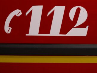 Bei einem Feuer in Lübeck rettet sich eine Frau mit einem Sprung aus dem Fenster vor den Flammen. (Symbolbild)