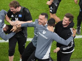 Hamburgs Trainer Merlin Polzin (r) jubelt mit seinem Team kurz vor dem perfekten Aufstieg.