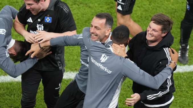 Hamburger SV - SSV Ulm 1846 Hamburgs Trainer Merlin Polzin (r) jubelt mit seinem Team kurz vor dem perfekten Aufstieg.