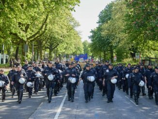 In Hamburg gehen am 1. Mai auch wieder verschiedene Gruppen aus dem linksextremen Spektrum auf die Straße, die Polizei ist im Einsatz. (Archivbild)