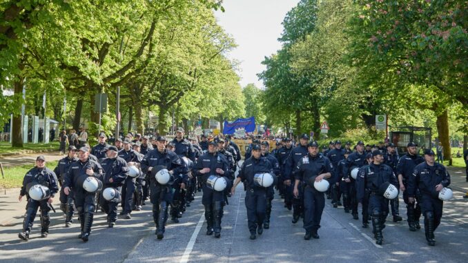 1.-Mai-Demonstrationen - Hamburg In Hamburg gehen am 1. Mai auch wieder verschiedene Gruppen aus dem linksextremen Spektrum auf die Straße, die Polizei ist im Einsatz. (Archivbild)