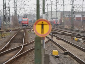 Ein Oberleitungsschaden in Neumünster beeinträchtigt den Bahnverkehr in Schleswig-Holstein.