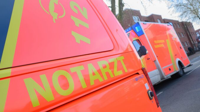 Notarzt und Rettungswagen Der BGH hat einen Rettungseinsatz in Mecklenburg-Vorpommern unter die Lupe genommen. (Symbolbild)