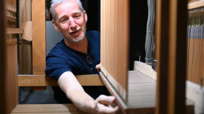 Fachmann Janke widmet sich der Orgel im Michel Einmal im Jahr ist Reiner Janke für mehrere Tage im Hamburger Michel.