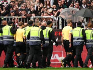 St. Paulis Fans waren mit Schiedsrichter Florian Exner unzufrieden.