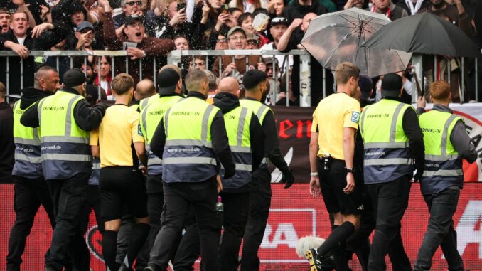 FC St. Pauli - VfB Stuttgart St. Paulis Fans waren mit Schiedsrichter Florian Exner unzufrieden.