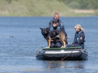 Auch Spürhunde kommen bei der Suche am Westensee zum Einsatz.