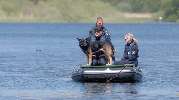 Polizei sucht am Westensee nach einer vermissten Frau Auch Spürhunde kommen bei der Suche am Westensee zum Einsatz.