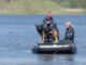 Auch Spürhunde kommen bei der Suche am Westensee zum Einsatz.