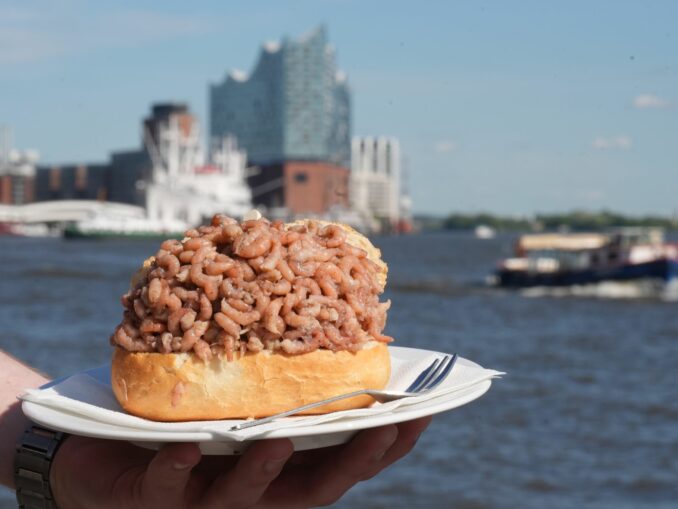 Krabbenbrötchen sind auch dieses Frühjahr vielerorts sehr teuer.