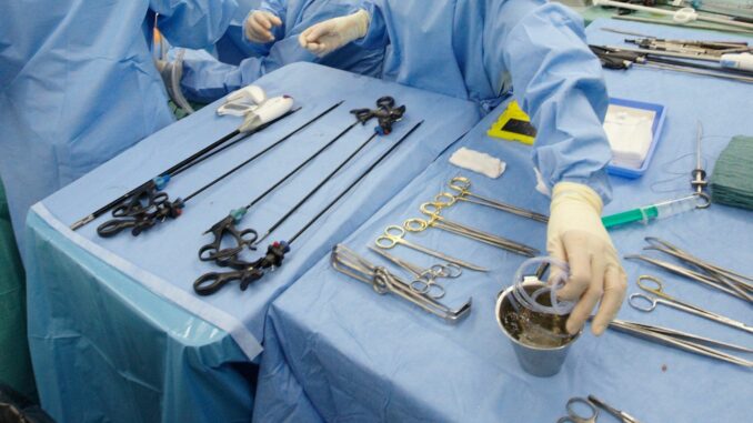 Operation Die Zahl der gemeldeten Behandlungsfehler ist nach Angaben der Techniker Krankenkasse in Hamburg auf einen Höchststand gestiegen. (Symbolbild)