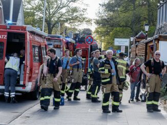 Die Ursache für die Explosion einer Gasflasche im Hafen von Niendorf im Kreis Ostholstein ist auch einen Tag nach dem Unglück noch unklar. Die Polizei geht bislang von einem Unfall aus.