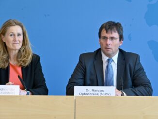 Silke Schneider und Marcus Optendrenk. Der Betrag der zusätzlichen Schulden kann sich laut Finanzministerin Schneider pro Jahr ändern.