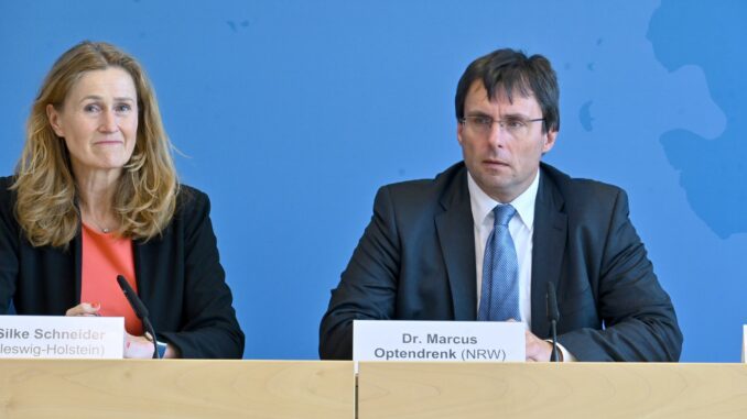 Finanzministerkonferenz in Kiel Silke Schneider und Marcus Optendrenk. Der Betrag der zusätzlichen Schulden kann sich laut Finanzministerin Schneider pro Jahr ändern.