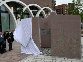 Das neue Denkmal ergänzt den bestehenden Gedenkort Hannoverscher Bahnhof, der seit 2017 an die Deportationen von Juden, Sinti und Roma erinnert.