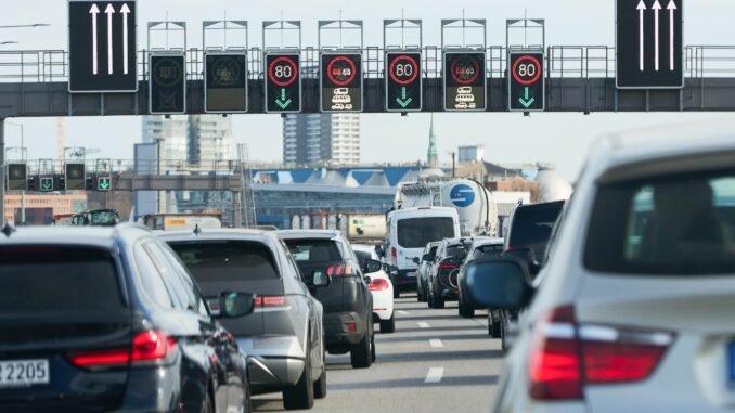 Stau am Elbtunnel Am Elbtunnel herrscht aktuell Stau. (Symbolbild)
