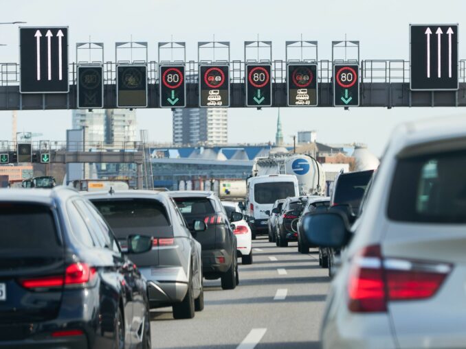 Am Elbtunnel herrscht aktuell Stau. (Symbolbild)