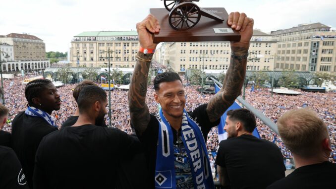 Aufstiegsfeier Hamburger SV HSV-Torjäger Davie Selke.