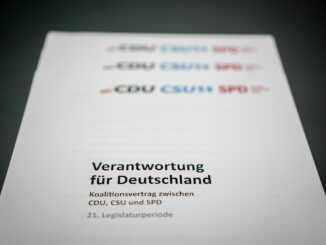 Statt in schlichtem weiß wie im Original ist Magazinversion des Koalitionsvertrages mit Pastelltönen unterlegt. (Archivbild)