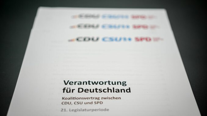 Koalitionsvertrag zwischen CDU, CSU und SPD Statt in schlichtem weiß wie im Original ist Magazinversion des Koalitionsvertrages mit Pastelltönen unterlegt. (Archivbild)
