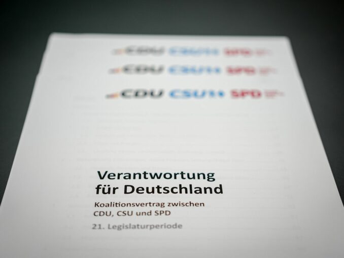 Statt in schlichtem weiß wie im Original ist Magazinversion des Koalitionsvertrages mit Pastelltönen unterlegt. (Archivbild)