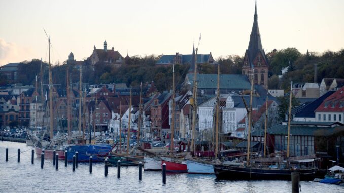 Flensburg Im Museumshafen ist urplötzlich eines der historischen Schiffe gesunken. (Archivbild)