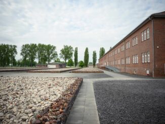Zu einer Gedenkfeier zum 80. Jahrestag des Kriegsendes wird der scheidende Bundeskanzler Olaf Scholz in der KZ-Gedenkstätte Neuengamme erwartet. (Archivbild)