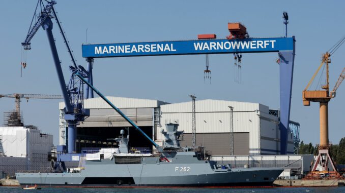 Marinearsenal Warnowwerft Die Warnowwerft in Rostock-Warnemünde ist seit 2022 einer von drei Standorten des Marinearsenals - dort werden Kriegsschiffe gewartet, repariert und gebaut. (Archivbild)