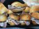 Matjes und Zwiebelringe sind der klassische Belag des Fischbrötchens. Am 3. Mai ist Weltfischbrötchentag.