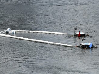 Zwei schwimmende Roboter sammeln bei einem Pressetermin in Hamburg-Harburg Müll auf dem Wasser ein.