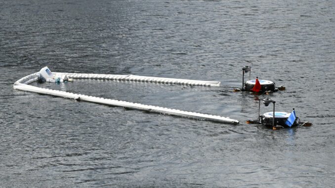 Robotersystem SeaClear2.0 Zwei schwimmende Roboter sammeln bei einem Pressetermin in Hamburg-Harburg Müll auf dem Wasser ein.