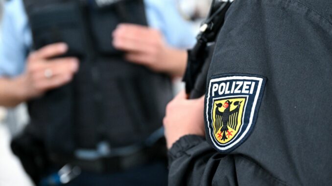 Bundespolizei am Bahnhof Im Tunnel suchten die Bundespolizisten in Hamburg am Montagabend zunächst nach den Enten, bevor sie alle einfangen konnten. (Symbolbild)