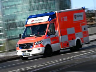 Der Radfahrer hatte Glück im Unglück und wurde bei dem Vorfall nur leicht verletzt. (Symbolbild)