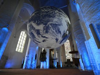 Das Werk des britischen Künstlers Luke Jerram hängt zum ersten Mal in Norddeutschland.