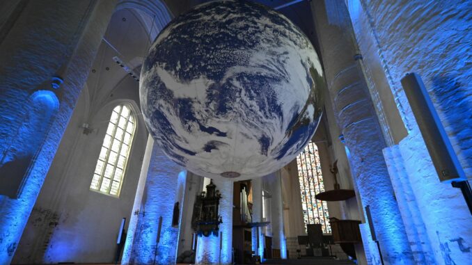 Hauptkirche St. Katharinen stellt Kunstinstallation «Gaia» vor Das Werk des britischen Künstlers Luke Jerram hängt zum ersten Mal in Norddeutschland.