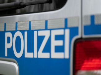 Der Busfahrer meldete laut Polizei den Unfall zunächst nicht. (Symbolbild)