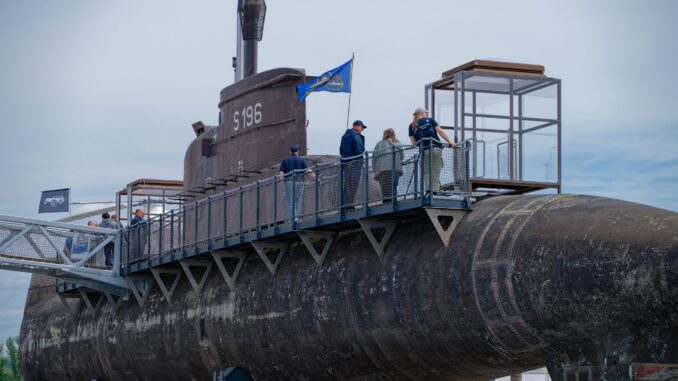 Marine U-Boot U17 öffnet für Besucher Bis zum frühen Nachmittag kamen laut Museum bereits mehr als 2.000 Besucher ins Museum.