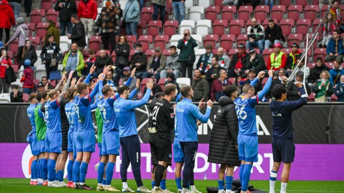 FC Augsburg - Holstein Kiel Holstein Kiel feiert den Sieg in Augsburg mit den mitgereisten Fans