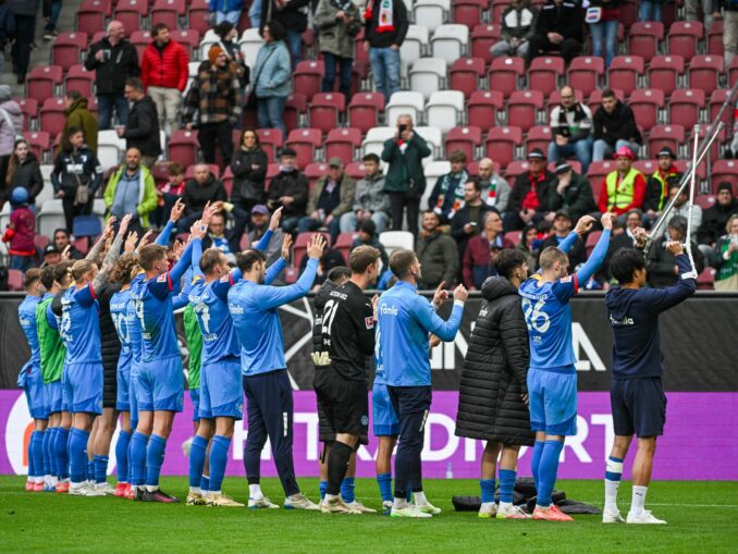 Holstein Kiel feiert den Sieg in Augsburg mit den mitgereisten Fans