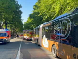 Sechs Menschen sind bei einem Busunfall in Kiel verletzt worden.