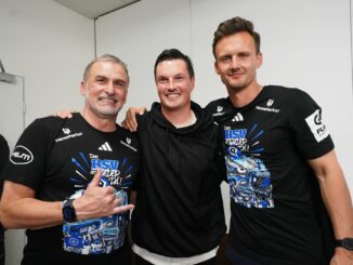HSV-Sportvorstand Stefan Kuntz (l-r), Trainer Merlin Polzin und Sportdirektor Claus Costa feiern den Aufstieg.