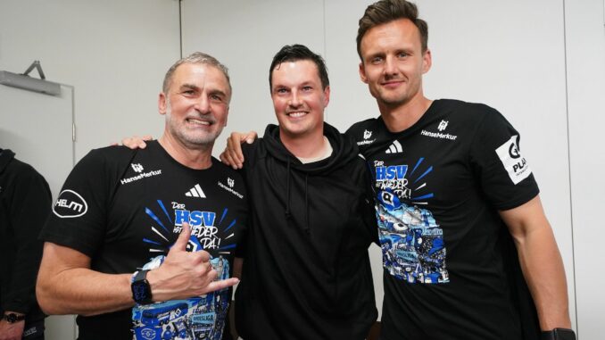 Hamburger SV - SSV Ulm 1846 HSV-Sportvorstand Stefan Kuntz (l-r), Trainer Merlin Polzin und Sportdirektor Claus Costa feiern den Aufstieg.
